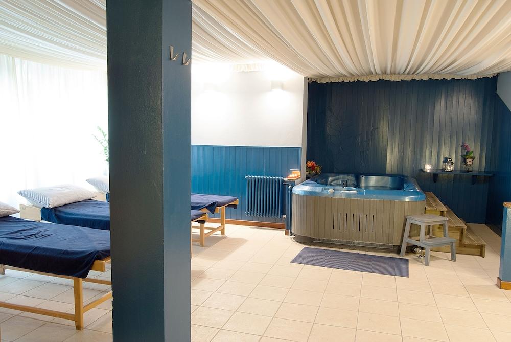 Sina Astor Hotel 4*